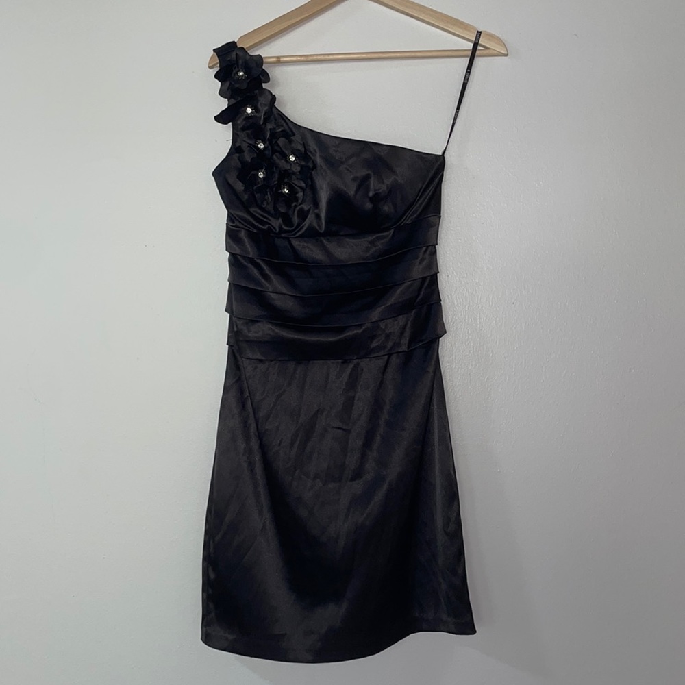 Black one shoulder dress with flowers 🖤